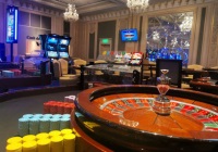 Kráľovské eso sesterské kasína, kasínová hra, ktorú hrá James Bond v románe